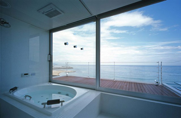 海の見えるバスルーム